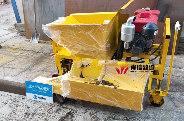 混凝土攔水帶成型機試機現場